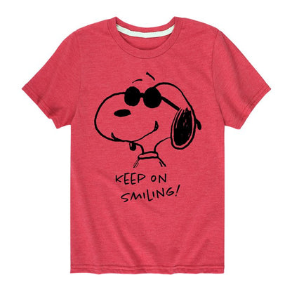 تي شيرت جرافيكي بأكمام قصيرة مطبوع عليه عبارة "Cool Joe Keep On Smiling" للأولاد - Peanuts