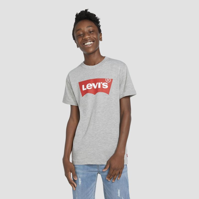 تي شيرت Levi's® للأولاد بأكمام قصيرة وشعار Batwing