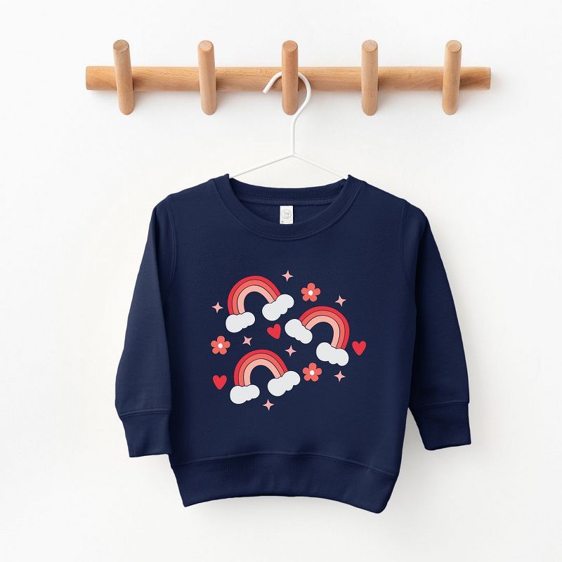 سويت شيرت جرافيكي ناعم للغاية بتصميم قوس قزح لعيد الحب من متجر جونيبر