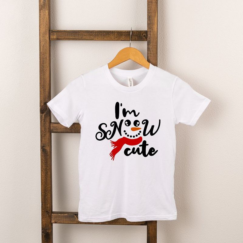 تي شيرت شبابي بأكمام قصيرة مطبوع عليه I'm Snow من متجر Juniper Shop