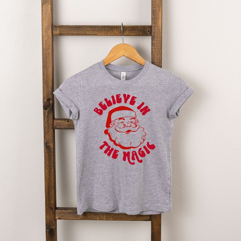 تي شيرت بأكمام قصيرة للشباب من Juniper Shop Believe In The Magic Santa