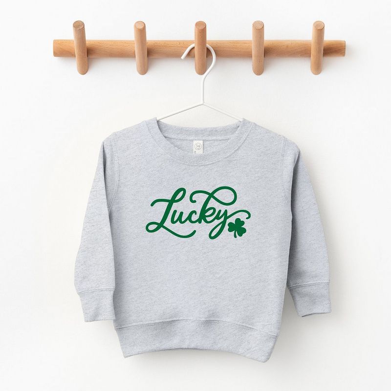 سويت شيرت جرافيكي ناعم للغاية من Juniper Shop مطبوع عليه كلمة Lucky Clover للشباب