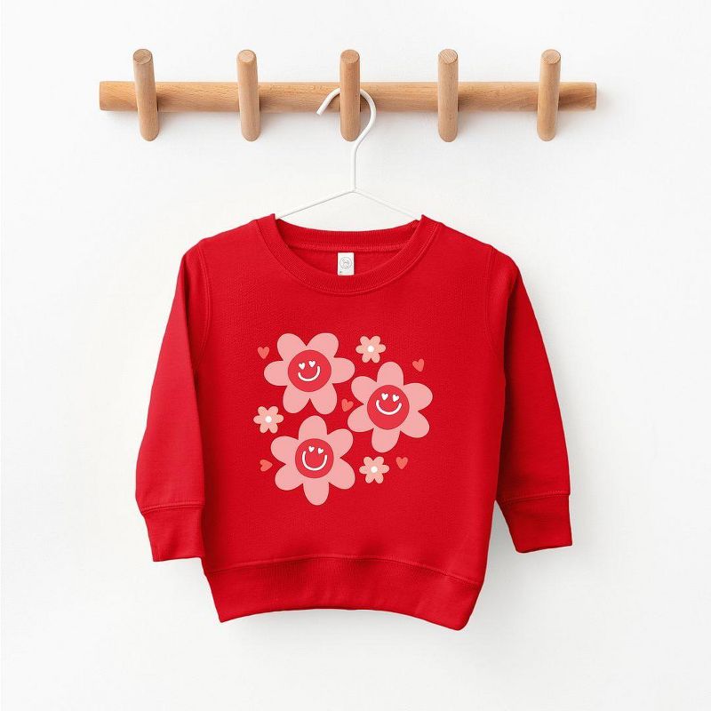 سويت شيرت جرافيكي ناعم للغاية بطبعة زهور الحب الهيبية من ذا جونيبر شوب