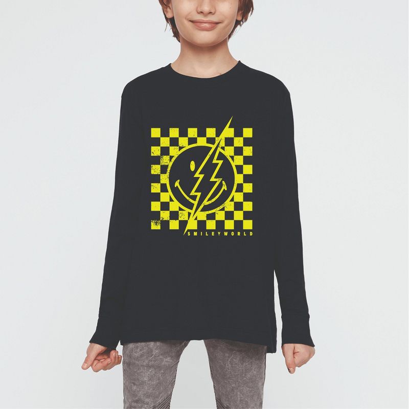 تي شيرت شبابي بأكمام طويلة من مجموعة The Juniper Shop SmileyWorld Checkered Lightning Distressed Youth