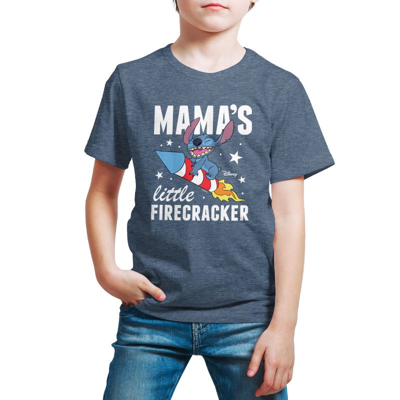 تي شيرت جرافيكي بأكمام قصيرة من تصميم ليلو وستيتش - ماما ليتل فايركراكر للأولاد