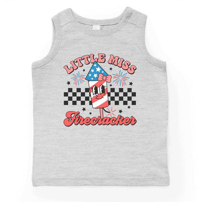 بلوزة شبابية منقوشة بنقشة مربعات من The Juniper Shop تحمل عبارة "Little Miss Firecracker"