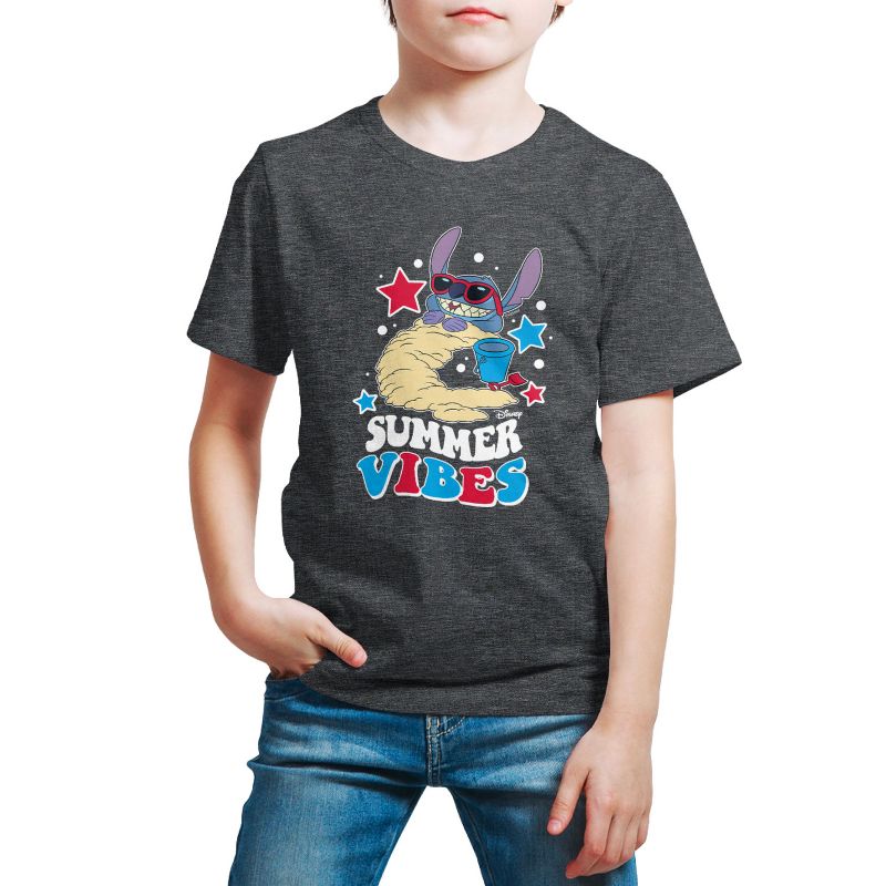 تي شيرت جرافيكي بأكمام قصيرة من ليلو وستيتش للأولاد - أجواء صيفية
