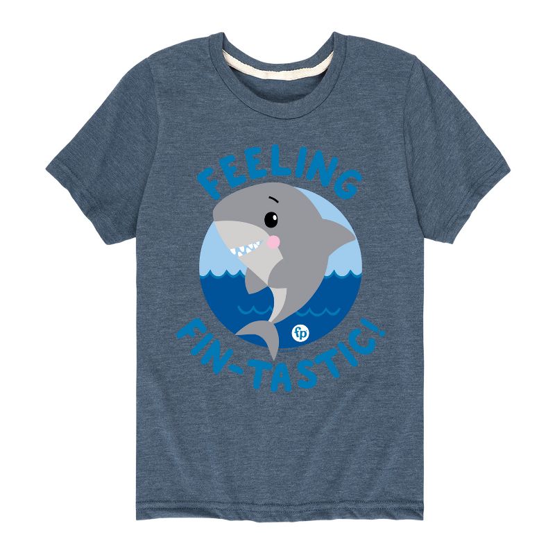 تي شيرت جرافيكي بأكمام قصيرة مطبوع عليه صورة سمكة قرش رائعة للأولاد من فيشر برايس