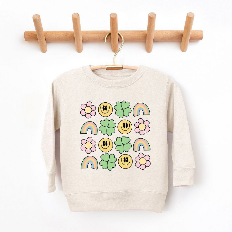 سويت شيرت جرافيكي ناعم للغاية بطبعة زهرة البرسيم المبتسمة من ذا جونيبر شوب