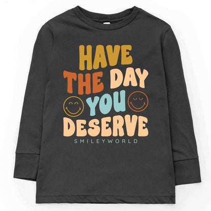 تي شيرت شبابي بأكمام طويلة من ذا جونيبر شوب سمايلي وورلد استمتع باليوم الذي تستحقه