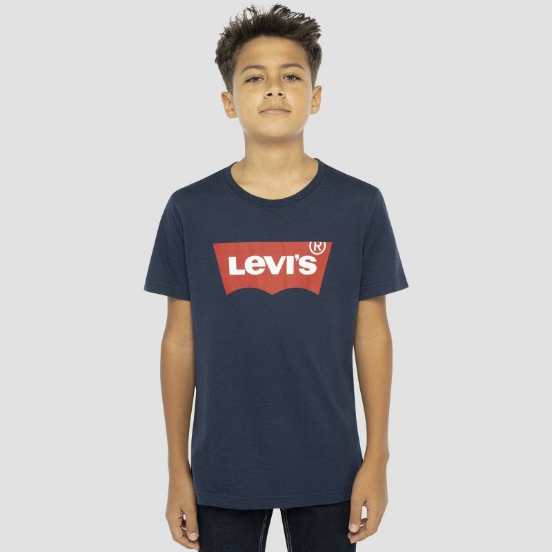 تي شيرت Levi's® للأولاد بأكمام قصيرة وشعار Batwing