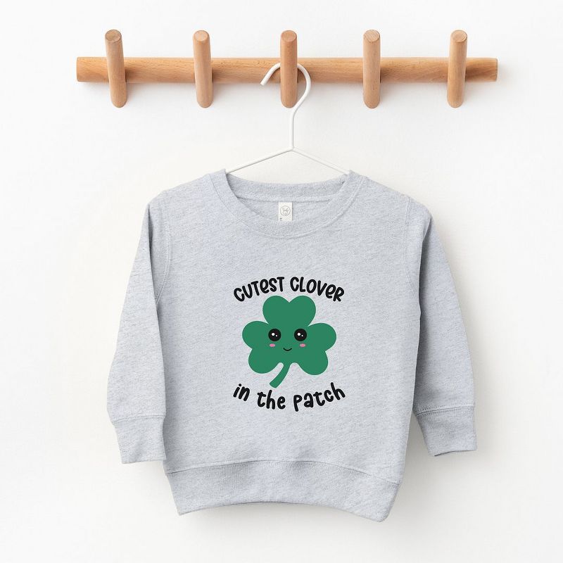 سويت شيرت جرافيكي ناعم للغاية من Juniper Shop بتصميم Clover Youth الأجمل