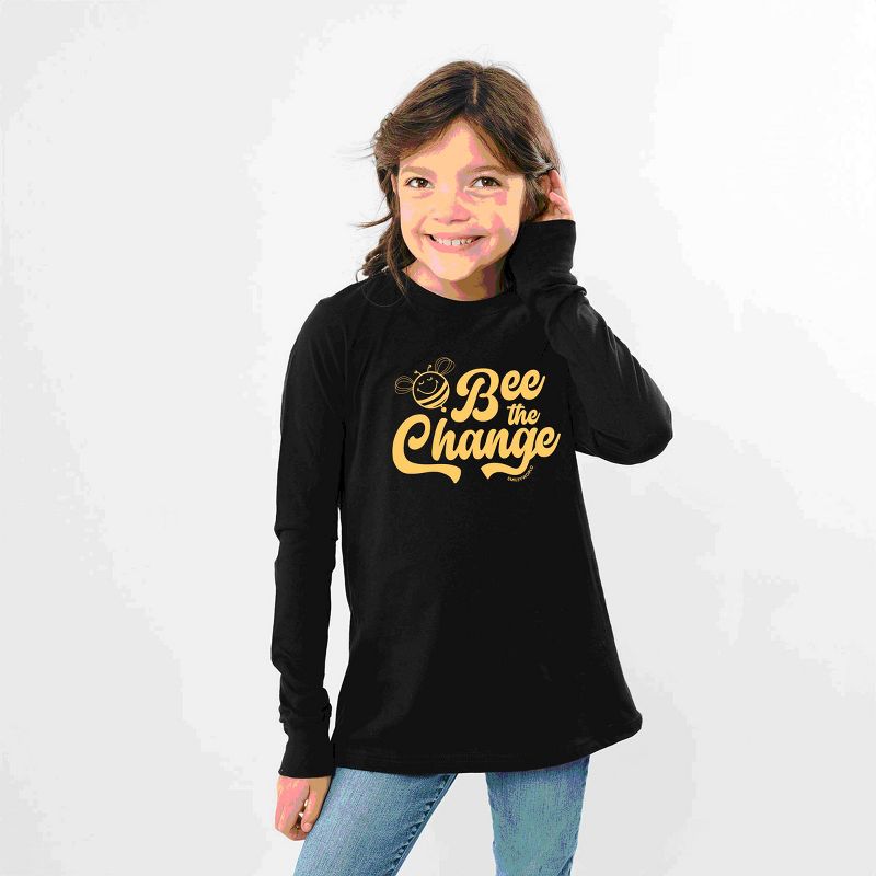 تي شيرت بأكمام طويلة للشباب من The Juniper Shop SmileyWorld Bee the Change