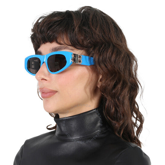 نظارات شمسية نسائية من بالنسياغا، بتصميم عين القطة الرمادية