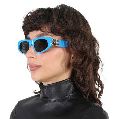 نظارات شمسية نسائية من بالنسياغا، بتصميم عين القطة الرمادية