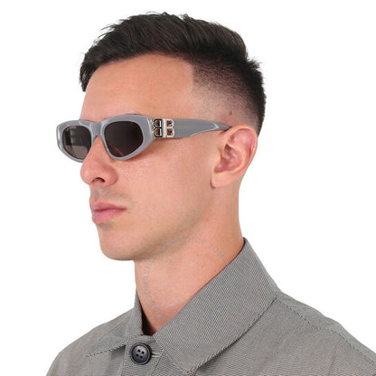 نظارات شمسية نسائية من بالنسياغا، بتصميم عين القطة الرمادية