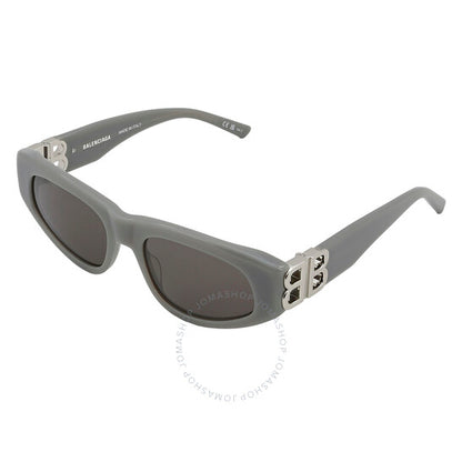 نظارات شمسية نسائية من بالنسياغا، بتصميم عين القطة الرمادية