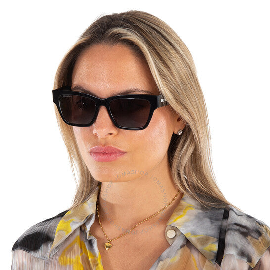 نظارات شمسية نسائية مربعة رمادية من بالنسياغا