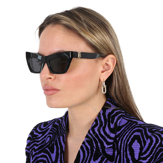 نظارات شمسية نسائية من بربري بتصميم عين القطة باللون الرمادي الداكن