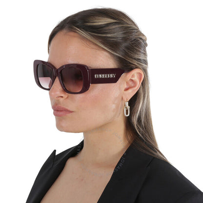 نظارات شمسية نسائية من بربري، بتصميم فراشة متدرجة بنفسجية