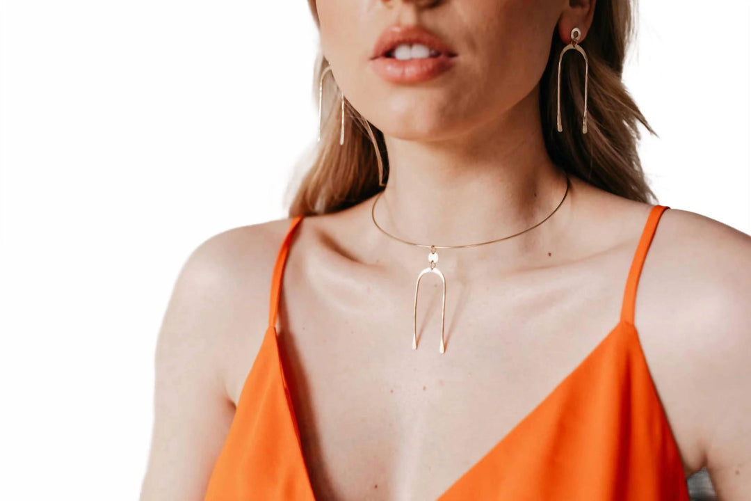 women's archies neck wire necklace in gold