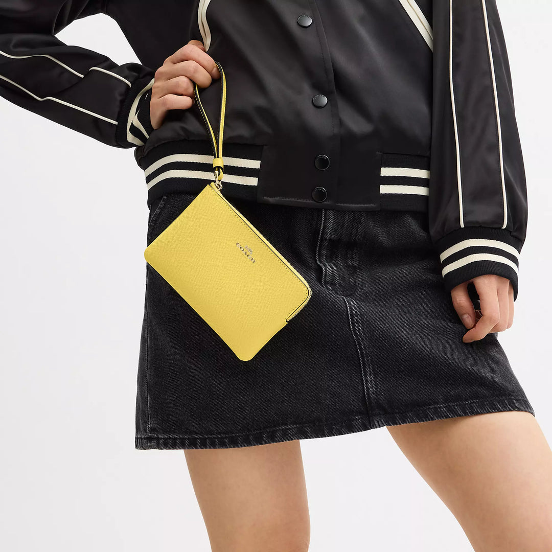 corner zip wristlet