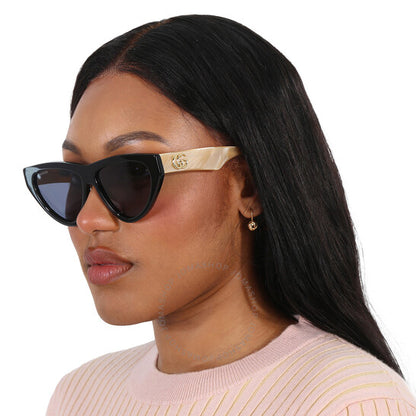 نظارات شمسية نسائية من غوتشي بتصميم عين القطة باللون الأزرق