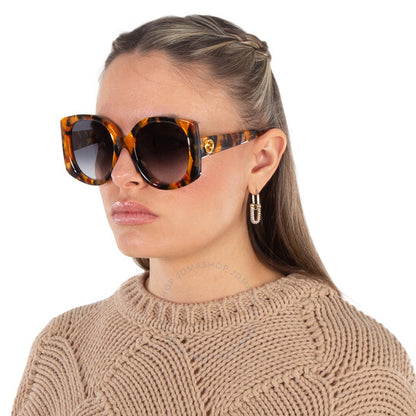 نظارات شمسية نسائية من غوتشي بتصميم فراشة متدرجة اللون باللون الأزرق