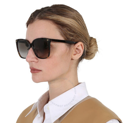 نظارة شمسية نسائية من غوتشي، بتصميم عين القطة باللون البني