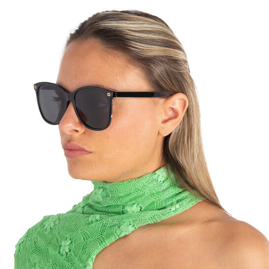 نظارات شمسية نسائية من غوتشي بتصميم عين القطة باللون الرمادي