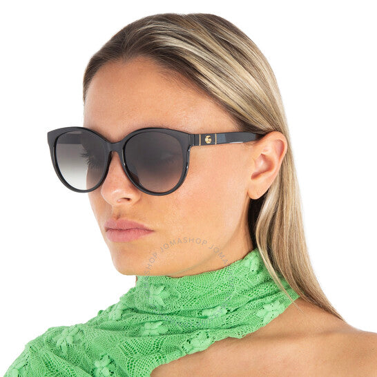 نظارات شمسية نسائية من غوتشي بتصميم عين القطة باللون الرمادي