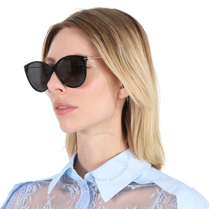 نظارات شمسية نسائية من غوتشي بتصميم عين القطة باللون الرمادي