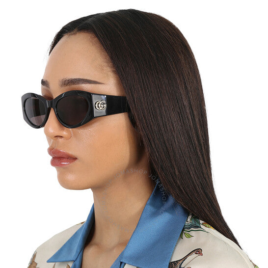 نظارات شمسية نسائية من غوتشي بتصميم عين القطة باللون الرمادي