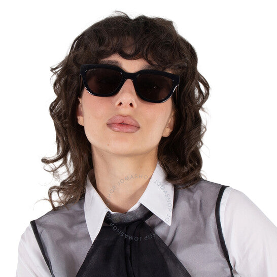 نظارات شمسية نسائية من غوتشي بتصميم عين القطة باللون الرمادي