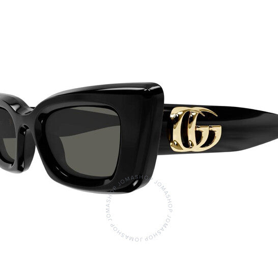 نظارات شمسية نسائية من غوتشي بتصميم عين القطة باللون الرمادي