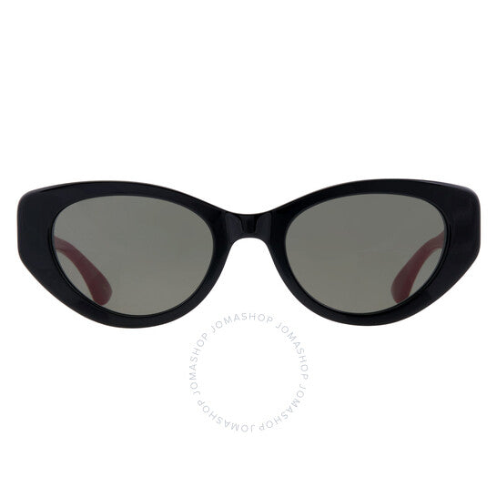 نظارات شمسية نسائية من غوتشي بتصميم عين القطة باللون الرمادي