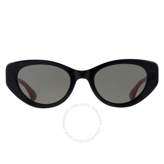 نظارات شمسية نسائية من غوتشي بتصميم عين القطة باللون الرمادي