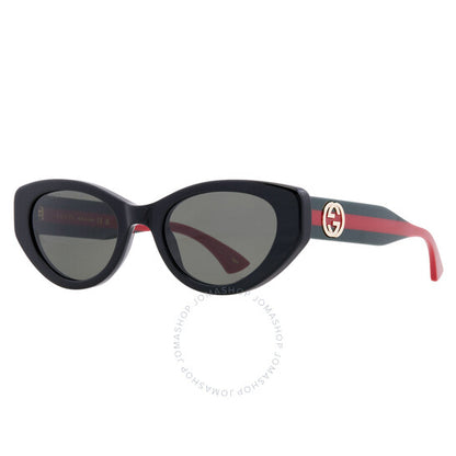 نظارات شمسية نسائية من غوتشي بتصميم عين القطة باللون الرمادي