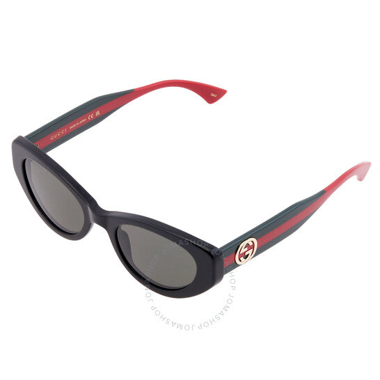 نظارات شمسية نسائية من غوتشي بتصميم عين القطة باللون الرمادي