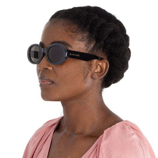 نظارات شمسية نسائية بيضاوية رمادية من غوتشي