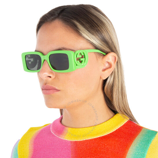 نظارات شمسية نسائية مستطيلة رمادية من غوتشي