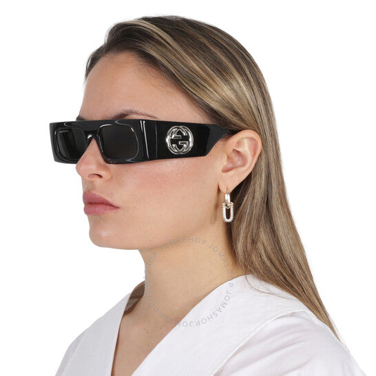 نظارات شمسية نسائية مستطيلة رمادية من غوتشي