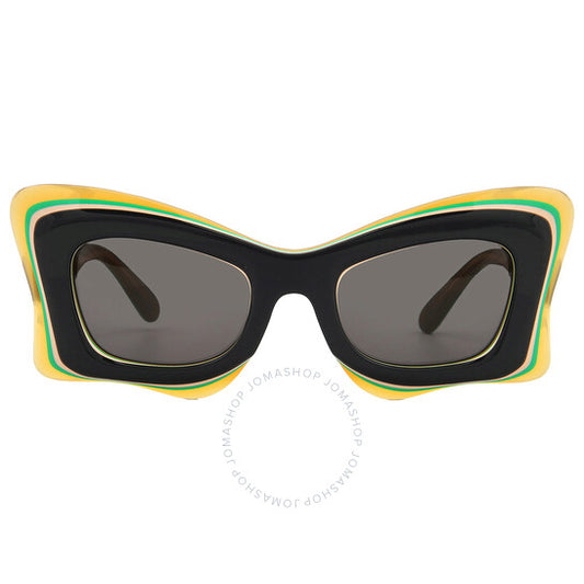 نظارات شمسية نسائية من Loewe بتصميم فراشة الدخان