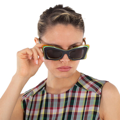 نظارات شمسية نسائية من Loewe بتصميم فراشة الدخان