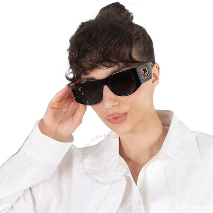 نظارة شمسية نسائية رمادية بيضاوية الشكل من فندي، علبة مفتوحة