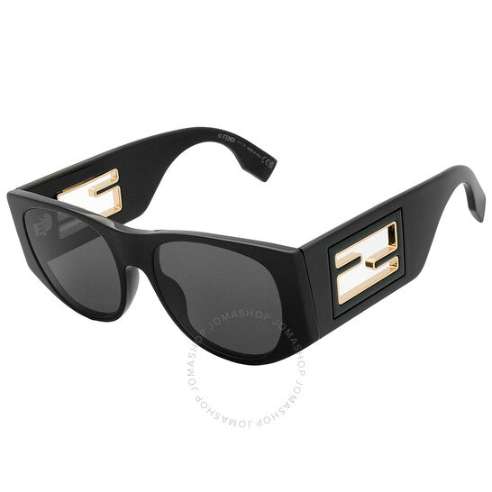 نظارة شمسية نسائية رمادية بيضاوية الشكل من فندي، علبة مفتوحة