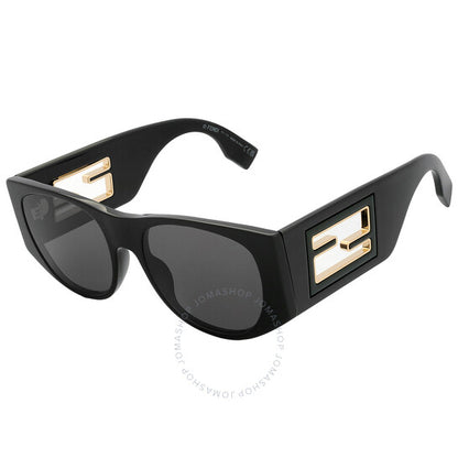 نظارة شمسية نسائية رمادية بيضاوية الشكل من فندي، علبة مفتوحة