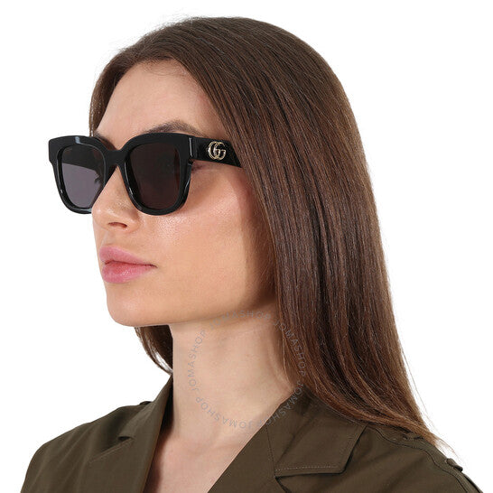 نظارات شمسية نسائية مربعة رمادية من غوتشي، علبة مفتوحة