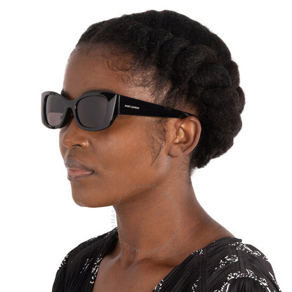 نظارة شمسية نسائية بتصميم عين القطة باللون الأسود من سان لوران