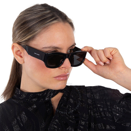 نظارة شمسية نسائية مستطيلة باللون الرمادي الداكن من سان لوران